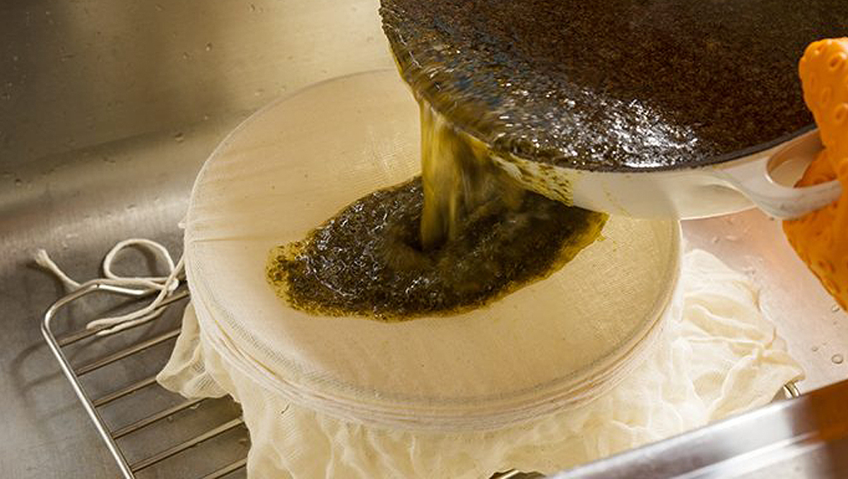 Cannabis capsules: strain the oil Cannabis capsules: strain the oil