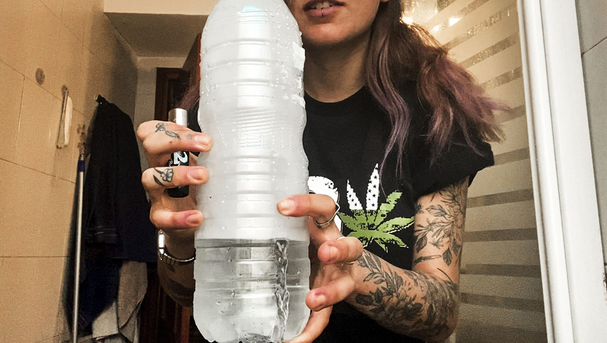 A waterfall bong uses gravity pressure to build up smoke. A waterfall bong uses gravity pressure to build up smoke.