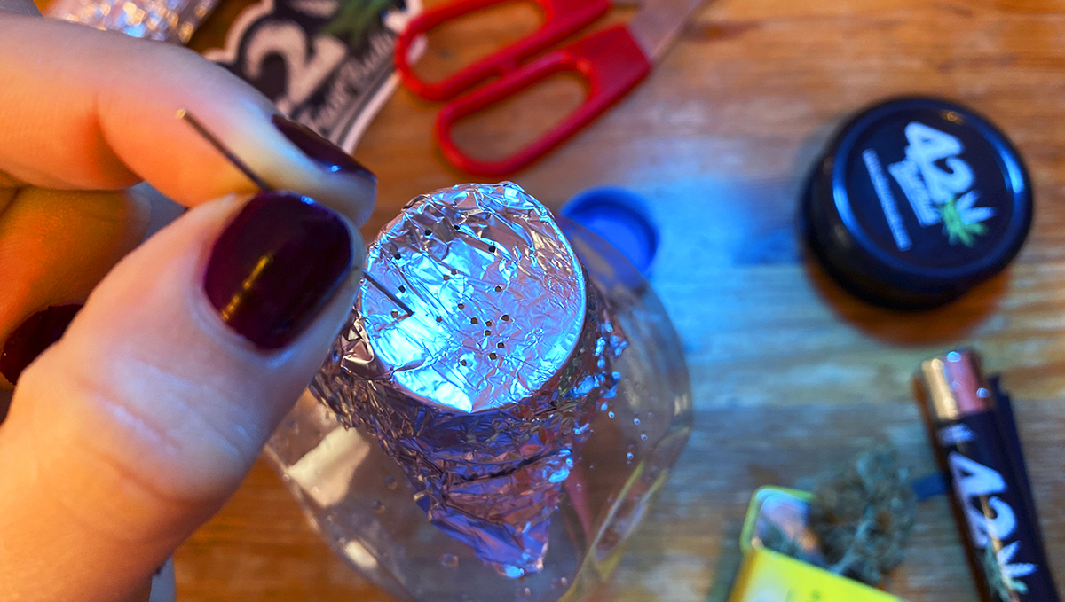Make a gravity bong the easy way by making the bowl directly on it. Make a gravity bong the easy way by making the bowl directly on it.