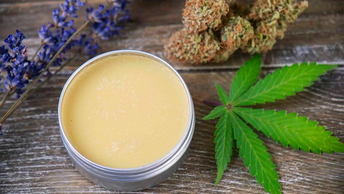 Brinque com os ingredientes! Acrescente lavanda para uma loção de cannabis calmante.
