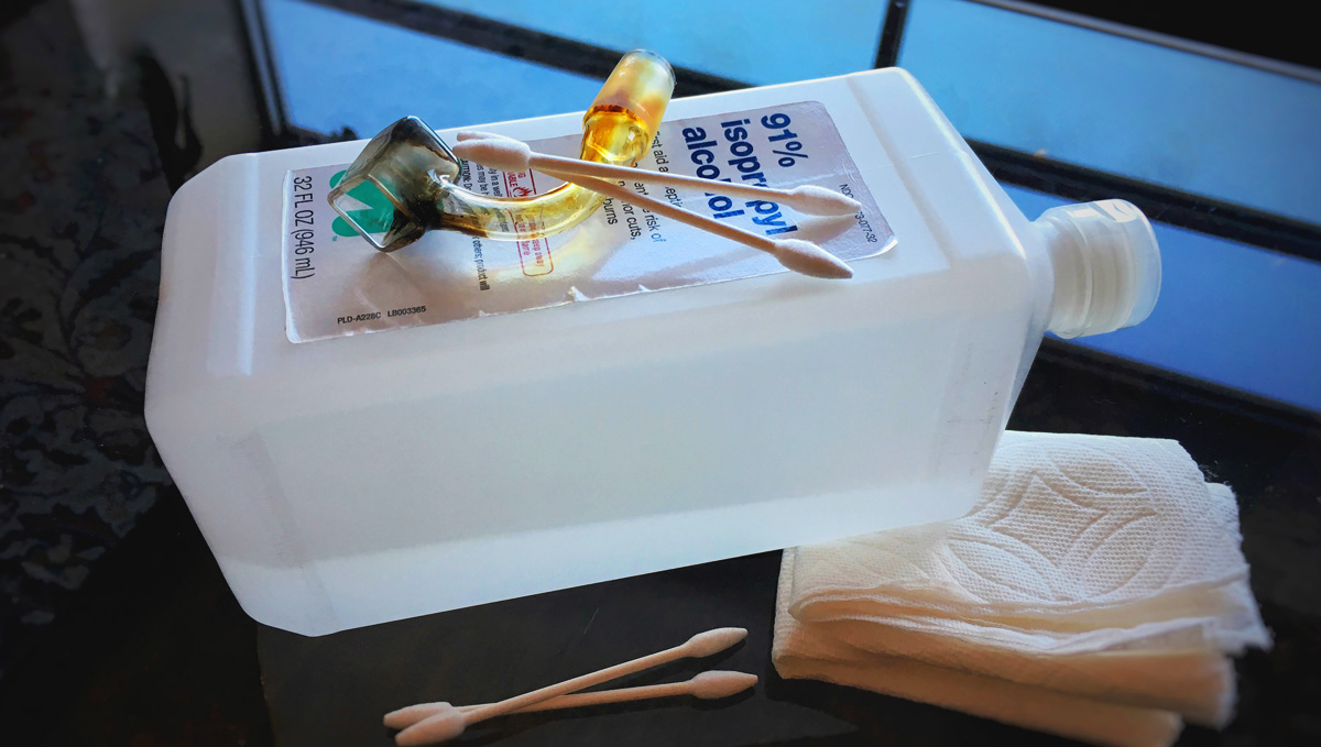 Clean your bong and those stubborn edges with the help of q-tips. Clean your bong and those stubborn edges with the help of q-tips.