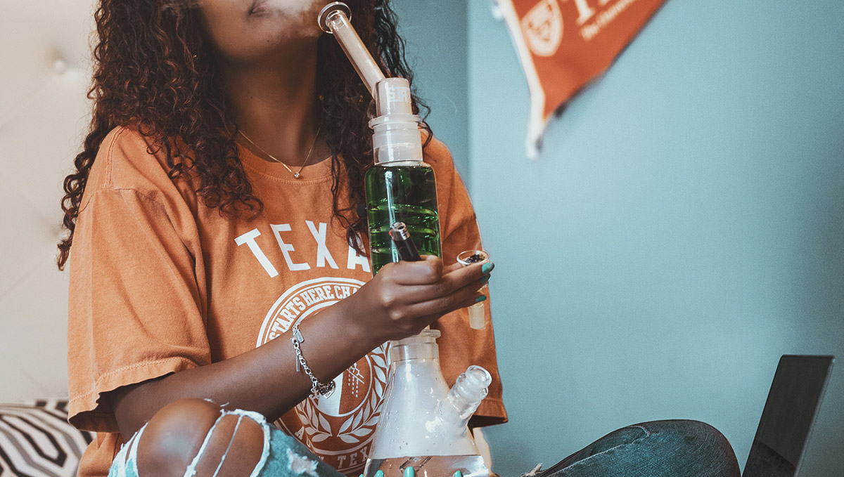 Do's and Don'ts of Setting The Water For Your Bong: Make sure you're covering all the slits in your bong!