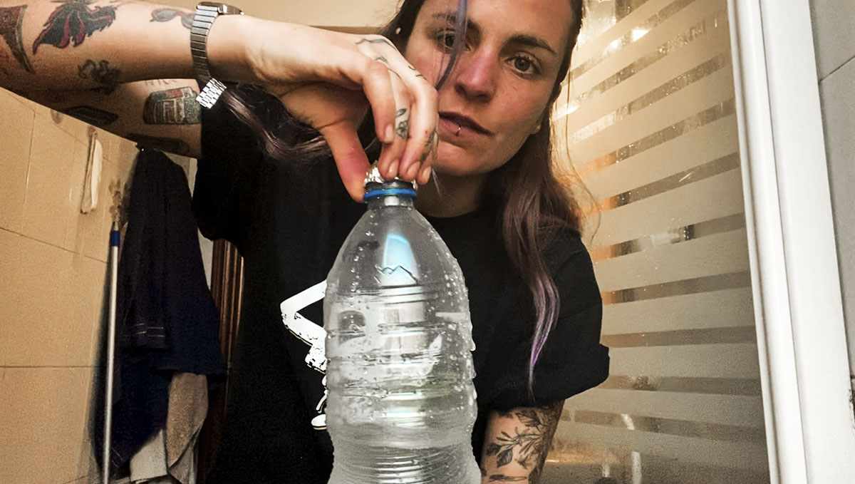 Keep your bowl packed before filling your waterfall bong with water. Keep your bowl packed before filling your waterfall bong with water.