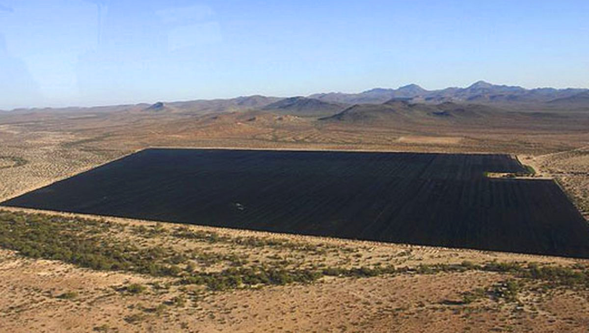 A maior plantação de marijuana do mundo numa área desértica remota perto de Baja California, México. A maior plantação de marijuana do mundo numa área desértica remota perto de Baja California, México.