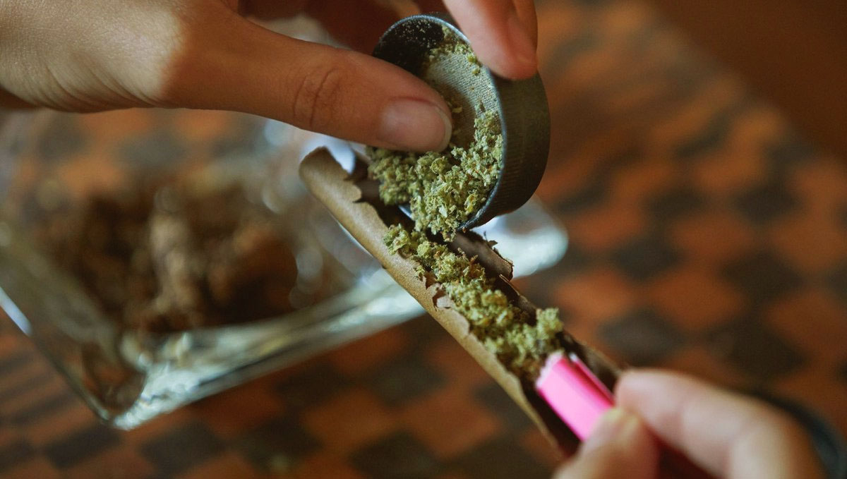 Blunts are bigger marijuana cigarettes, made of pure weed and rolled with tobacco papers. Blunts are bigger marijuana cigarettes, made of pure weed and rolled with tobacco papers.