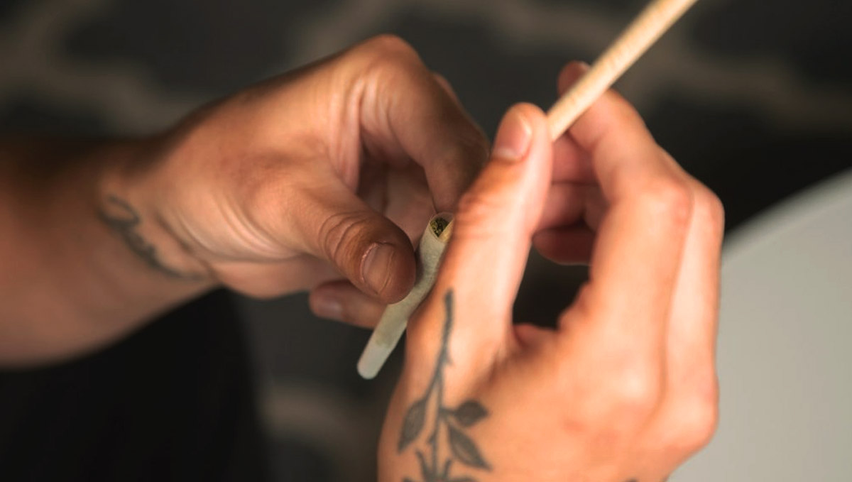 Poking the weed, the final touch The poking object is essential for the final touch of your joint