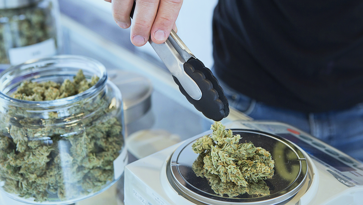 What are the costs differences between vaping and smoking cannabis?