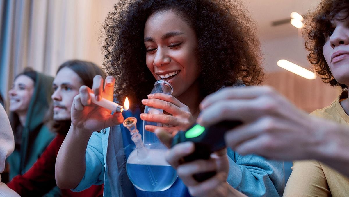 How to smoke hash safely: smoking hash in a bong