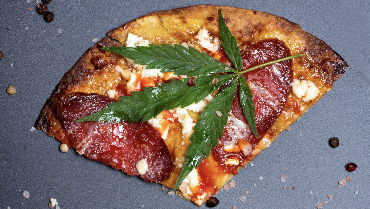 Thailand: Eine Fast-Food-Kette verwendet Cannabisblätter als Pizzabelag: Ein Marihuanablatt auf einer Pizza