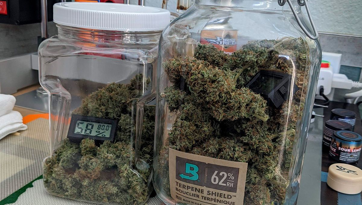 Einmachgläßer Du kannst kleine Hygrometer und Boveda-Packs verwenden, um dein Gras immer frisch und konsumfertig zu halten